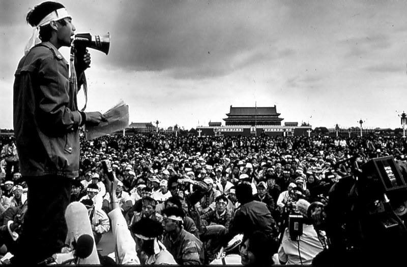 中國六四事件，30年前的今天，中共開出第一槍進行血腥鎮壓。圖為當場時學生抗議群聚。（圖擷取自王丹臉書）