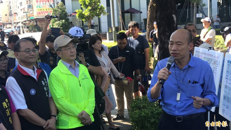 韓國瑜今（3日）下午在多名議員、里長陪同下，到三民區檨仔林公園巡視登革熱防疫狀況，並要求市政府相關單位結合警義消、民防力量，全力動員消滅登革熱病媒蚊。（記者洪臣宏攝）