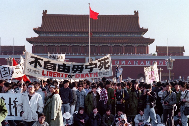 1989年，學生們和市民、工廠工人聚集在北京天安門廣場，孰料中共卻對手無寸鐵的人民展開大屠殺。（法新社）
