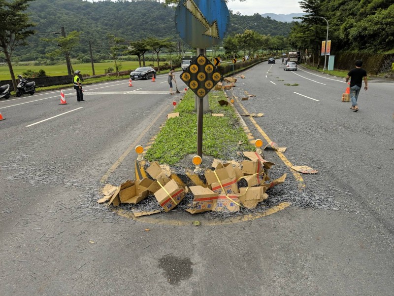 鐵釘散落路面。（記者張議晨翻攝）