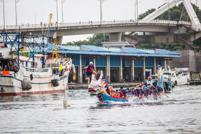 蘇澳鎮海上龍舟賽預計6月7日在進安宮前的第3漁港登場，蘇澳鎮公所今宣布往後將恢復各港輪辦傳統，讓屬於南方澳特色的龍舟賽永續流傳下去。（記者張議晨翻攝）