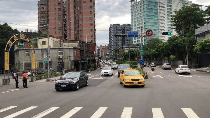 新店復興路與建國路口調整出一線左轉車道，讓直行車流順暢多了。（新北市交通局提供）