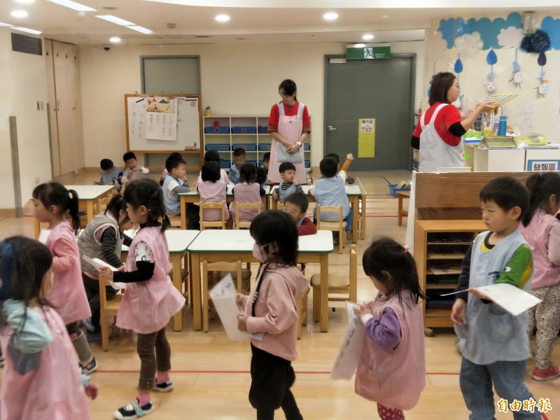 新北市今年公幼報名安排在上班日，家長抱怨不方便，侯友宜指示明年在假日辦理。（記者何玉華攝）