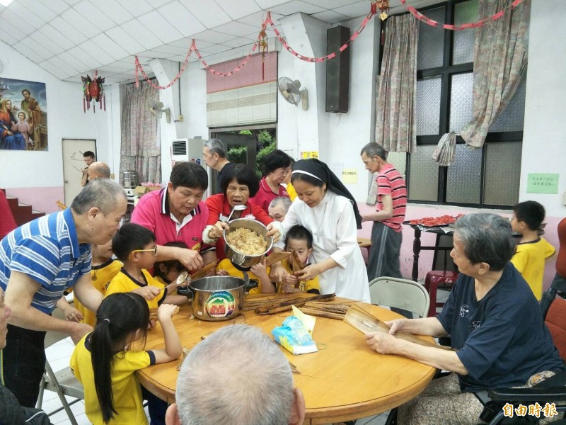 寧園安養院的失智長者口述及示範教學包粽子的技巧，幼童個個認真學習，祖孫交流同樂。（記者廖雪茹攝）