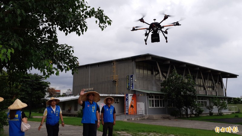 參加國民黨台東立委初選的張志明今天上街拜票，上頭有空拍機放送。（記者黃明堂攝）