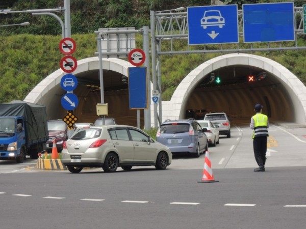 蘇花改蘇澳隧道連假期間車多壅塞。（資料照，記者江志雄攝）