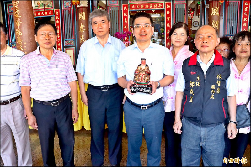 宜蘭市長江聰淵呼籲民眾提供線索，讓土地公早日團圓。（記者林敬倫攝）