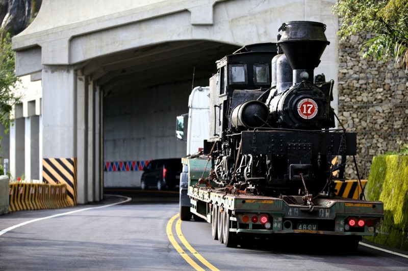 阿里山林業鐵路及文化資產管理處今天公布蒸汽機車頭吊運照片。（阿里山林鐵及文資處提供）