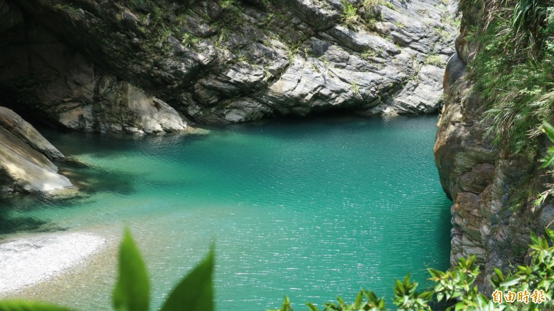 花蓮縣秀林鄉銅門村慕谷慕魚封山3年，今早10點月牙灣水域發生民眾溺水意外。（記者王錦義攝）