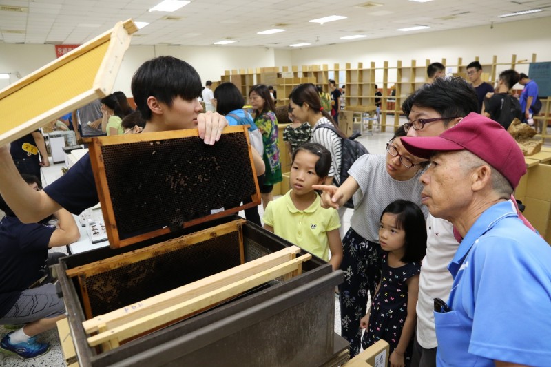 中興大學兩年一度的昆蟲展，端午節在惠蓀堂開展，大人小孩看到蜜箱都很好奇。（記者蔡淑媛翻攝）