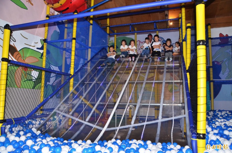 幼兒體驗館內的光雕瀑布滑梯，高度7米，最受小朋友歡迎。（記者吳俊鋒攝）