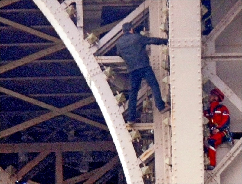 中英對照讀新聞》Eiffel Tower Climber In Custody After Daring Ascent-大膽登高後 艾菲爾鐵塔 ...