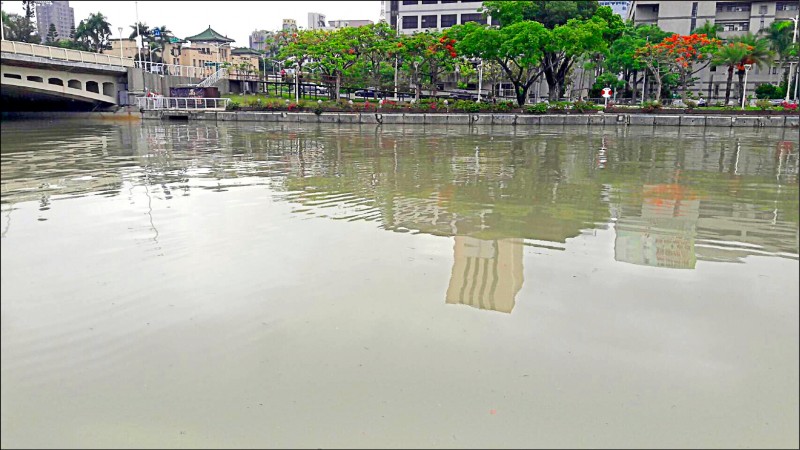 高雄市議會民進黨團日前列出韓國瑜施政十大疏失，包括愛河清澈變汙濁。（資料照）