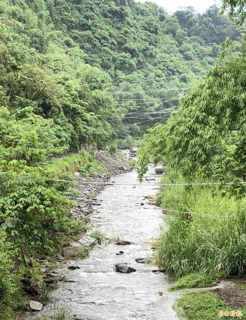 山區溪流常是民眾消暑選擇。（記者羅欣貞攝）