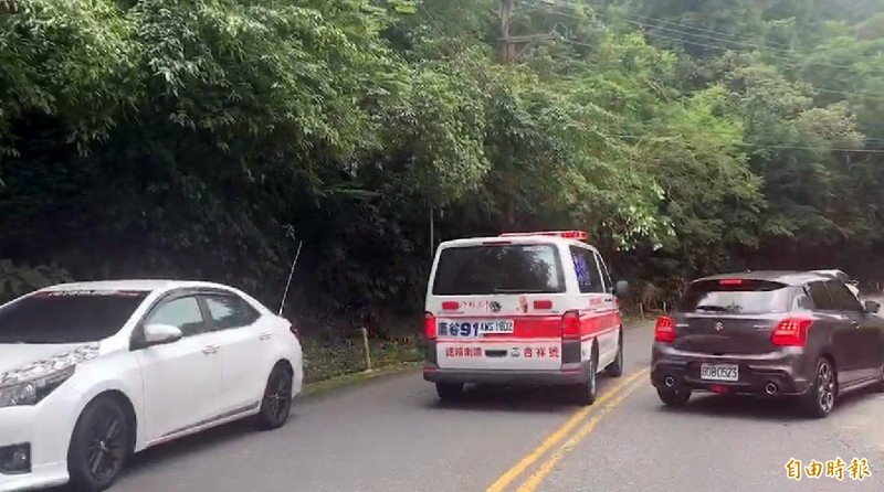 溪頭對外延溪公路湧現車潮，造成交通大打結，救護車被迫「逆向脫困」車陣。（記者謝介裕攝）