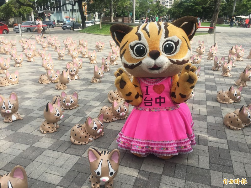 美術園道商圈管委會為台中購物節熱身，石虎姐姐「樂虎」出席宣傳。（記者黃鐘山攝）