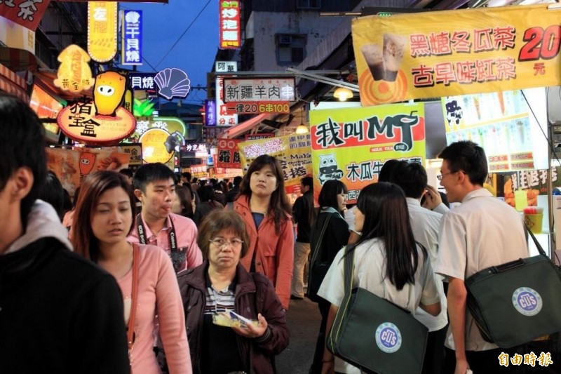 逢甲夜市人氣旺。（記者張軒哲攝）