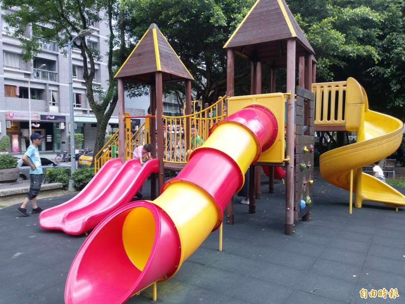 兒童遊樂設施有使用年限和檢修規定，但各單位都表示無法趕在明年1月完成檢修。（記者吳亮儀攝）