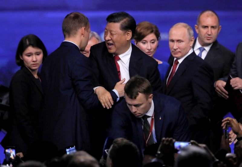 中國國家主席習近平7日參加在俄羅斯聖彼得堡經濟論壇（SPIEF），討論了莫斯科與北京的合作，但就在論壇剛結束後，習近平突然跌倒，身旁的保鑣立刻將他扶住。（路透）