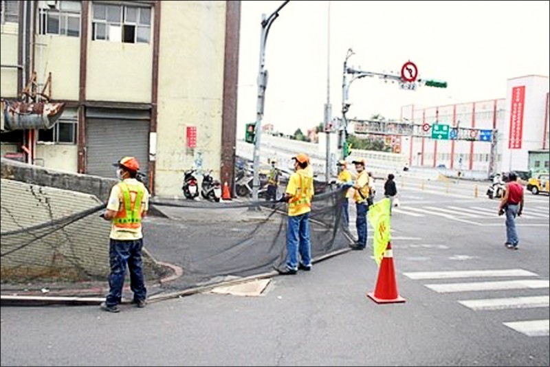 環南市場進行第一期改建工程前，北市府動員環保局清潔隊員協助防治捕鼠計畫，以人力拉網防堵老鼠逃竄。（資料照，台北市環保局提供）