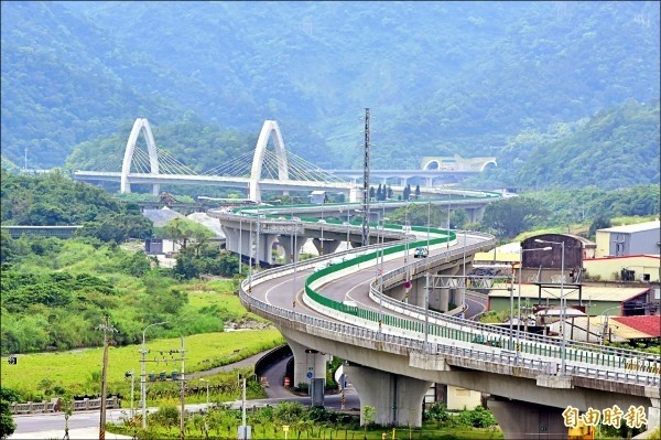 公路總局強調，蘇花改今年底全線通車後，後續東澳至南澳段已展開可行性研究作業，明年6月底就能提前交出評估報告。（資料照）