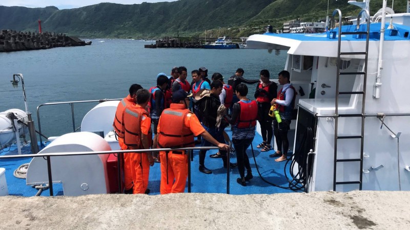 「綠舟」翻覆，船上21人由海巡全數救起，抵達蘭嶼開元港。（記者黃明堂翻攝）