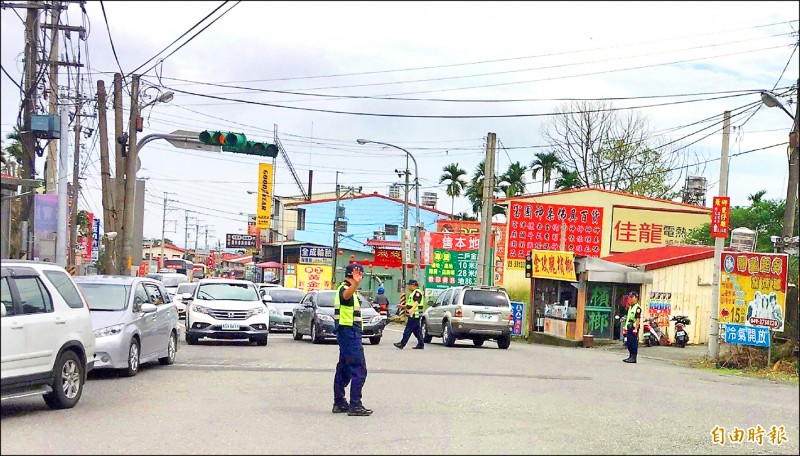 南投警方在通往溪頭的延溪公路進行交通指揮情形。（記者謝介裕攝）