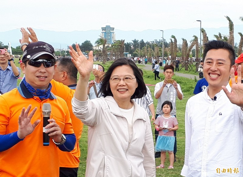 民進黨總統初選將於10日起進行民調，新竹市長林智堅（右）今天公開表態，支持蔡英文（中）競選連任。（記者洪美秀攝）