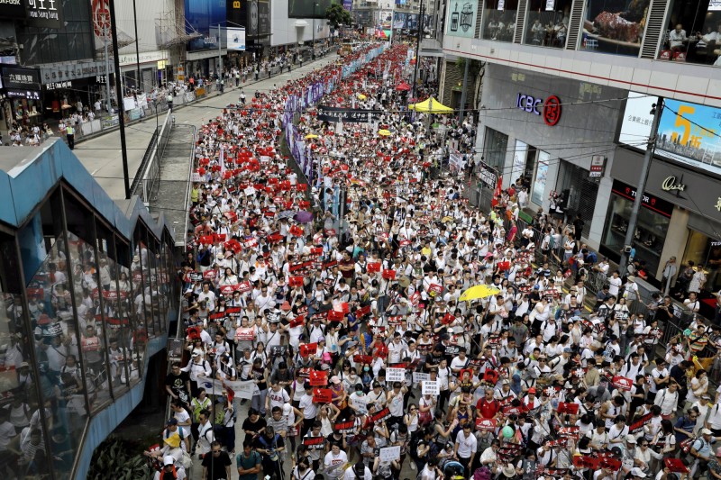 響應香港反送中人數大爆滿，主辦單位宣布遊行提前出發。（美聯社）