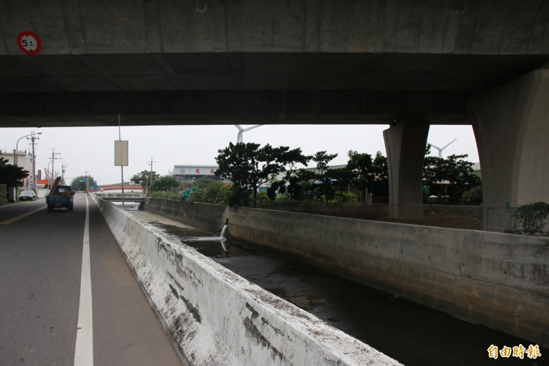 苗栗縣政府擬拆除部分龍鳳大排堤防，緊貼高速公路橋墩一側施作基樁。（記者鄭名翔攝）