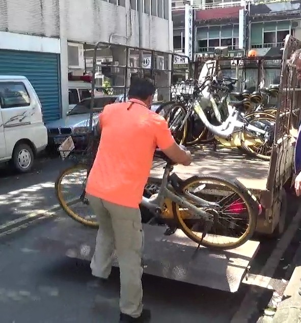 oBike在2年前風光進駐宜蘭，現淪為街頭垃圾，宜蘭縣即日起全面清除。（記者江志雄翻攝）