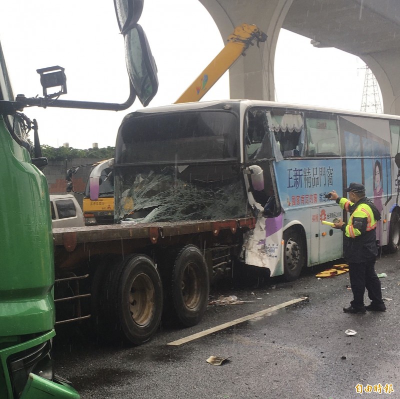 國光客運國道上追撞聯結車，司機當場受困車中，救出後無呼吸心跳。（記者魏瑾筠翻攝）