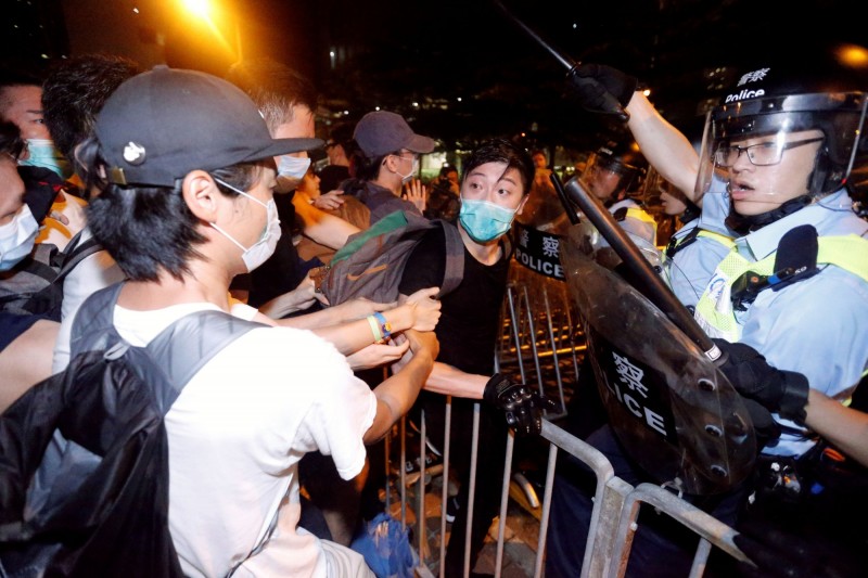 今天凌晨有「反送中」民眾在香港立法會大樓前與警方爆發衝突。（路透）