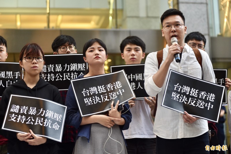 在台香港學生何泳彤（左）、銘傳大學學生議會議長張文蔚（中）、太陽花學運領袖林飛帆（右）等，今晚在香港經貿文化辦事處外舉行「台灣青年挺香港，堅決抗議反送中」記者會，呼籲台灣人站出來支持反送中遊行。（記者簡榮豐攝）