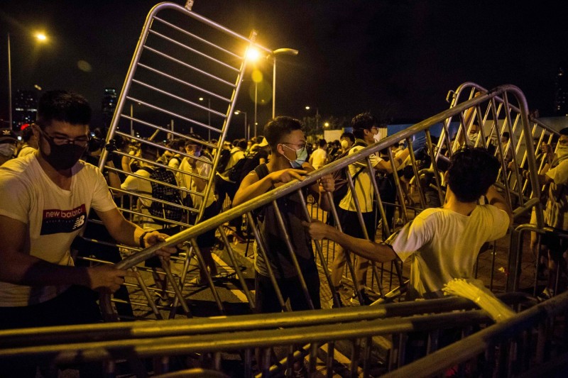香港「反送中」遊行今（10）日凌晨發生警民衝突，共有19人遭逮，多為廿歲出頭年輕人。香港中大學生會證實其中至少9人為大學生。（法新社）