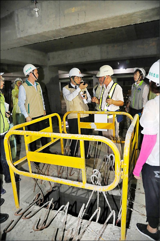 台南市長黃偉哲巡查工地，請管理人員加強工地清除登革熱病媒蚊孳生源。（記者王俊忠翻攝）