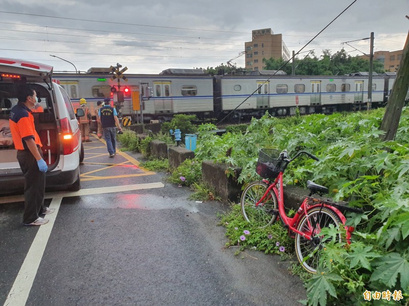 柳營區義士路鐵路平交道，今晨6時27分傳1男子遭火車輾斃，目前封閉管制中，請駕駛人提早改道行駛。（記者王涵平攝）