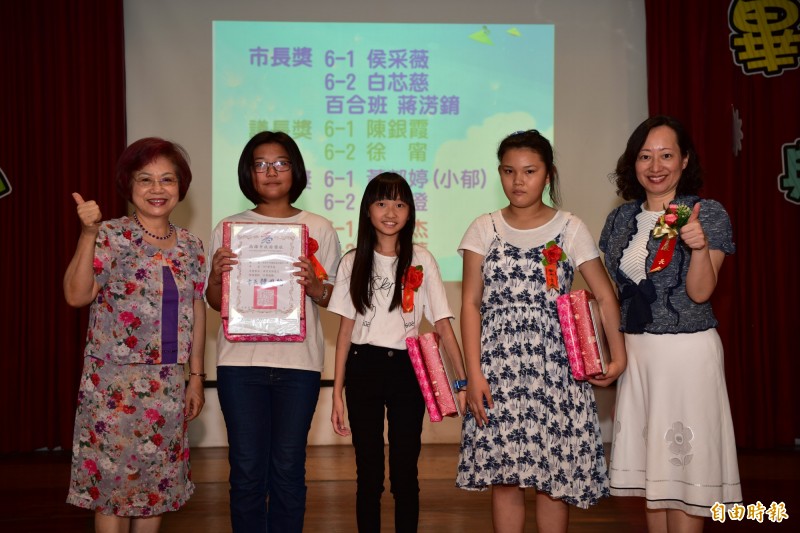 楊慧芳（左）61年前獲頒市長獎，返回母校頒發市長獎。（記者黃旭磊攝）