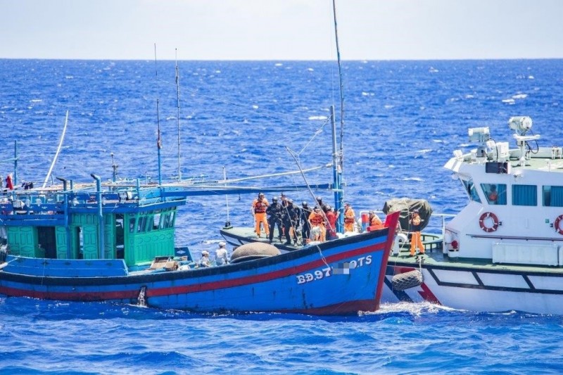 海巡署特勤人員強行登檢越南籍漁船。（記者洪臣宏翻攝）