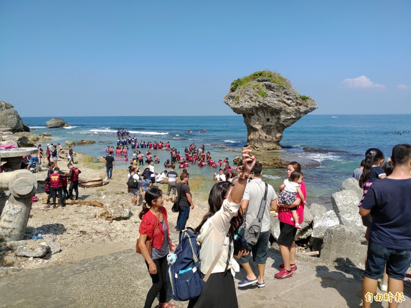 花瓶岩是島上地標，潮間帶遊客如織，卻也脫序事件頻傳。（記者陳彥廷攝）