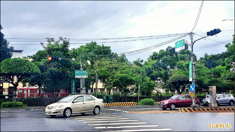 嘉義市林森西路吳鳳北路口將闢建左轉專用車道。（記者丁偉杰攝）