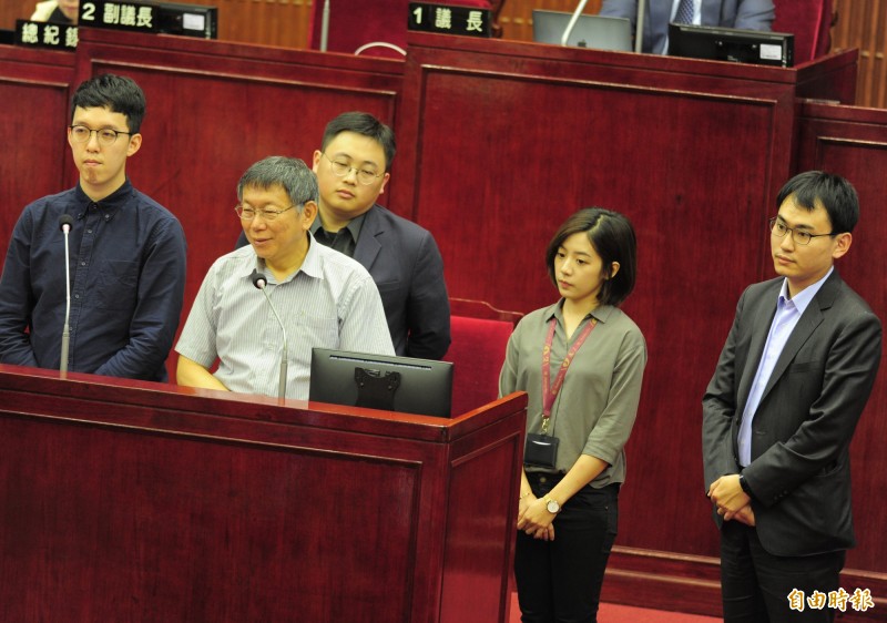 台北市政總質詢，台北市長柯文哲（左二）與市府發言人團隊們備詢。（記者王藝菘攝）