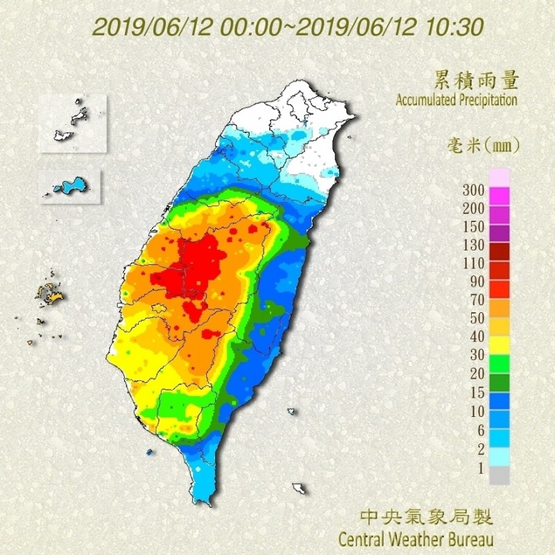 白天苗栗以南地區受鋒面及西南風影響，容易有大雨或豪雨發生，預估今晚到明天清晨雨勢會逐漸緩和。（中央氣象局）