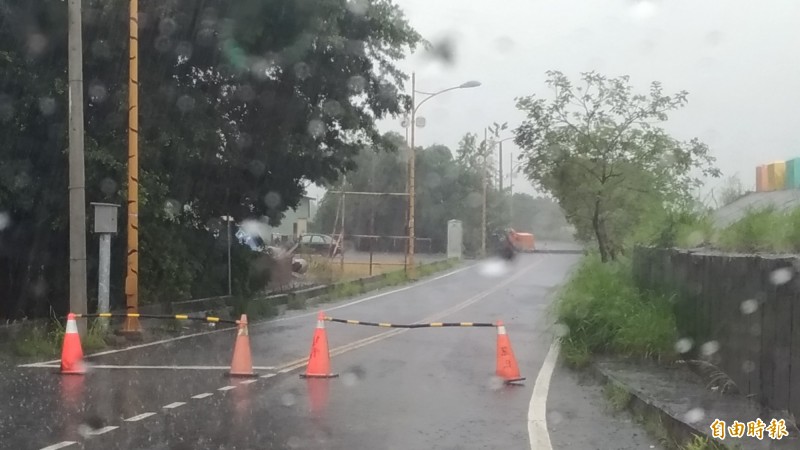 因雨勢太大，北港溪堤防虎尾青埔段暫時封道。（記者廖淑玲攝）