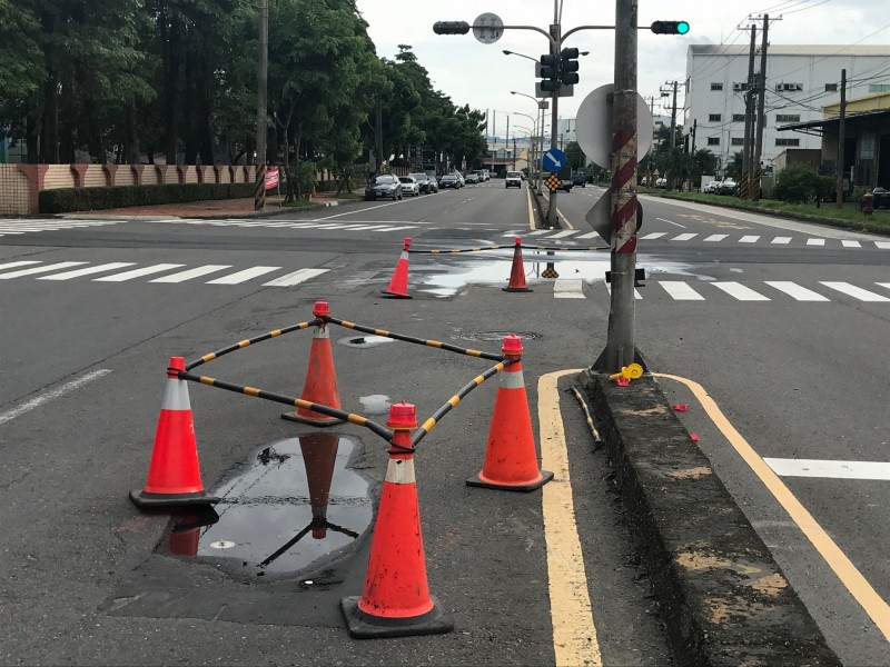 水利局將開挖仁武道路確認原因。（記者陳文嬋翻攝）