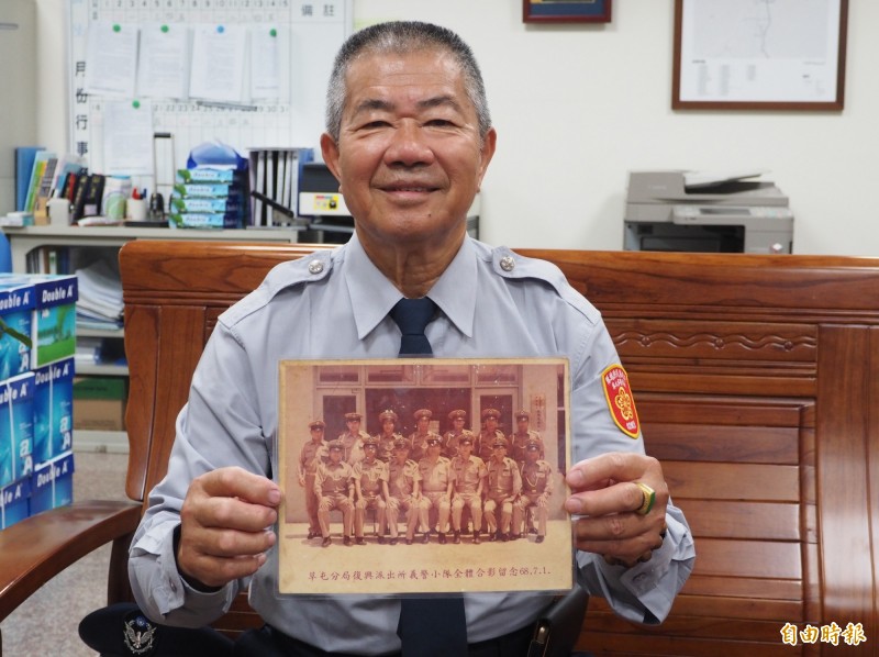 許發枝還保存41年前穿卡其色義警制服的復興派出所義警大合照。（記者陳鳳麗攝）