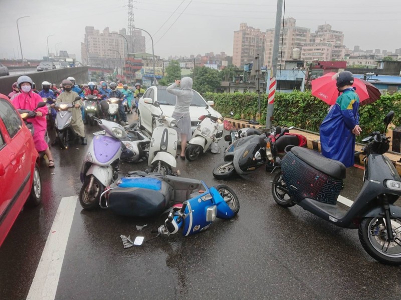 車禍現場。（記者王宣晴翻攝）