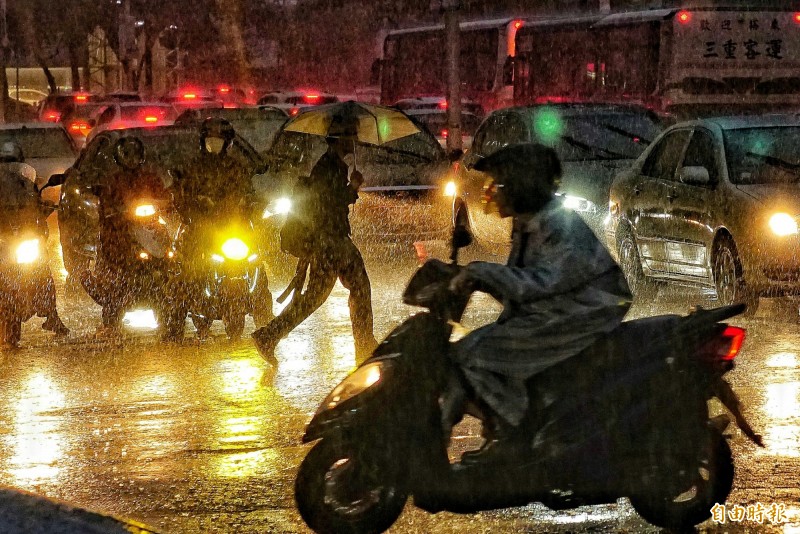 受到梅雨鋒面影響，傍晚起北台灣多處已陸續下起雨，越晚可能越大。（資料照）