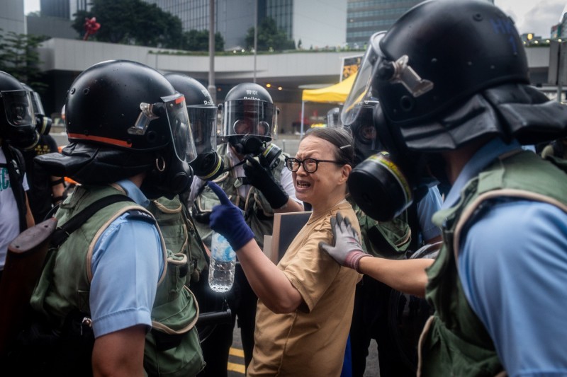 香港12日發生大規模警民衝突，警察動用警棍、胡椒水、布袋彈等強硬手段驅散示威者。（彭博）