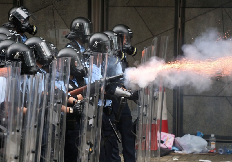 港警暴力清場，鮑彤控「香港在危急中！香港已不再是自由港！一國兩制已經死亡」，現在是「一國一根槍」。（路透）


